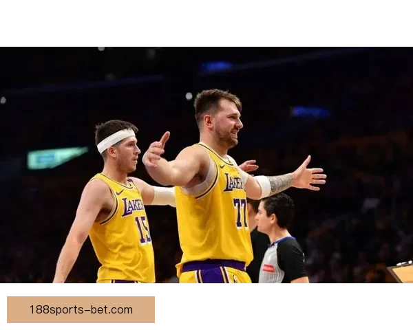 詹姆斯复出后全力适应东契奇里夫斯打造新型核心组合