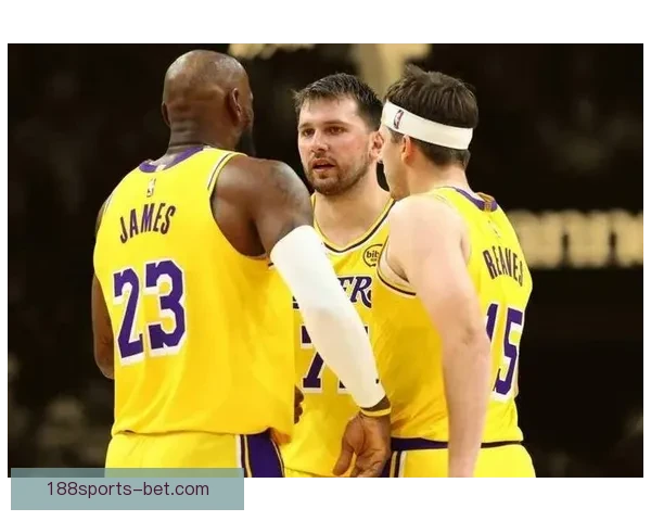 詹姆斯愿降薪留队助湖人解决里夫斯续约 三巨头迎新蜕变